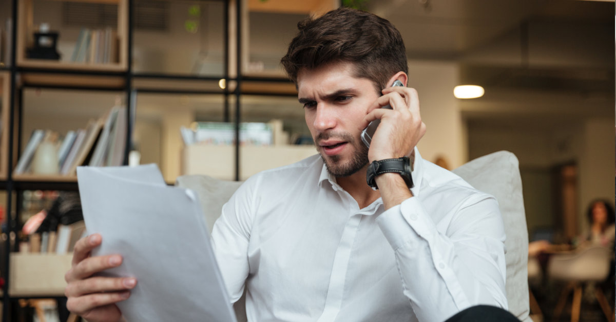 Értékesítő telefonálás közben olvassa a telefonos időpont egyeztetés szövegét